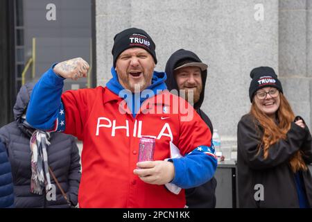 Davenport, Iowa, États-Unis. 13th mars 2023. Des centaines de partisans, certains attendant jusqu'à 12 heures dans le froid glacial, ont tapé sur les trottoirs pour voir l'ancien président Donald Trump au Adler Theatre de 2411 places à Davenport, Iowa, États-Unis, le 13th mars 2023. Trump en est à sa troisième campagne primaire pour la présidence des États-Unis en 2024. Crédit : Keith Turrill/Alamy Live News. Banque D'Images
