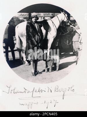 1927 , mai , TURIN , ITALIE : la princesse italienne IOLANDA ( 1901 - 1986 ) , fille du roi d'Italie VITTORIO EMANUELE III di SAVOIA et de la reine ELENA ( du Monténégro ). Photo de Vittorio Magnetti , Turin . En 1923, elle épouse Giorgio Calvi, comte de Bergolo (15 mars 1887 - 25 février 1977). Ils ont eu cinq enfants . - Jolanda -Yolanda - ITALIA - CASA SAVOIA - REALI - JOLANDA - nobiltà ITALIANA - SAVOY - NOBLESSE - ROYALTIES - HISTOIRE - FOTO STORICHE - royalties - nobili - nobiltà - principessa reale - portrait - ritto - MODE - MODA - ANNI VENTI - 20's - 20 - fourrure - pelli Banque D'Images