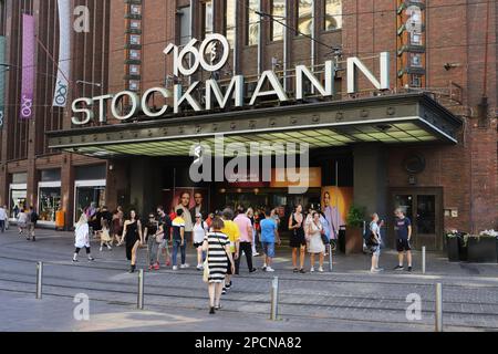 Helsinki, Finlande - 20 août 2022 : personnes devant le grand magasin Stckmann dans le centre-ville d'Helsinki. Banque D'Images