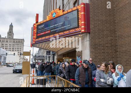 Davenport, Iowa, États-Unis. 13th mars 2023. Des centaines de partisans, certains attendant jusqu'à 12 heures dans le froid glacial, ont tapé sur les trottoirs pour voir l'ancien président Donald Trump au Adler Theatre de 2411 places à Davenport, Iowa, États-Unis, le 13th mars 2023. Trump en est à sa troisième campagne primaire pour la présidence des États-Unis en 2024. Crédit : Keith Turrill/Alamy Live News. Banque D'Images