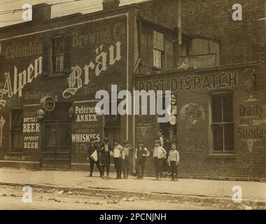 1910, mai, St. Louis , Missouri, Etats-Unis : filiale de Johnston jouxtant Saloon 10th & Cass St - NEWSBOYS , photos de LEWIS HINE ( 1874 - 1940 ) - NEWSBOYS - BAMBINI -- LAVORATORI - BAMBINO - TRAVAILLEURS POUR ENFANTS - USINE - ENFANCE - INFANZIA - LAVORO MINORILE - LAVORO - TRAVAIL - LAVORATORE - TRAVAILLEUR - OPERAIO - CLASSE OPERAIA LAVORATRICE - CLASSE OUVRIÈRE - OPERAI - LAVORATORI - LAVORO - STATI UND' AMÉRIQUE - FOTO HITI - HISTOIRE DE STORICE - PORTRAIT - RITRATTO - TEMPI MODERNI - TEMPS MODERNES - HAT - CAPPELLO - TURNO DI LAVORO - GIORNALAIO - GIORNALAI - STRILLONI - VINITORI DI GIORNALI QUOTIDINI Banque D'Images