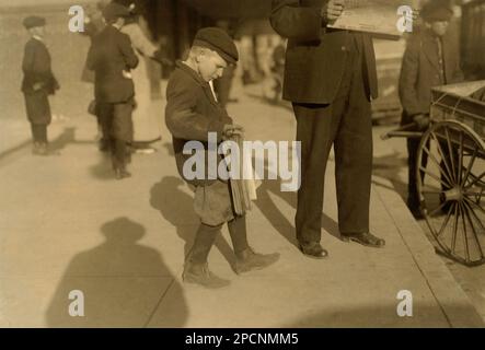 1913 , octobre, DALLAS , TEXAS, Etats-Unis : un des petits newsboys de Dallas - NEWSBOYS , photos de LEWIS HINE ( 1874 - 1940 ) - NEWSBOYS - BAMBINI -- LAVORATORI - BAMBINO - TRAVAILLEURS POUR ENFANTS - USINE - ENFANCE - INFANZIA - LAVORO MINORILE - LAVORO - TRAVAIL - LAVORATORE - TRAVAILLEUR - OPERAIO - CLASSE OPERAIA LAVORATRICE - CLASSE OUVRIÈRE - OPERAI - LAVORATORI - LAVORO - STATI UND' AMÉRIQUE - FOTO HITI - HISTOIRE DE STORICE - PORTRAIT - RITRATTO - TEMPI MODERNI - MODERN TIMES - HAT - CAPPELLO - TURNO DI LAVORO - GIORNALAIO - GIORNALAI - STRILLONI - VENDITITORI DI GIORNALI QUOTIDINI AMBULANTI - AMBULANT Banque D'Images