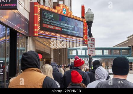 Davenport, Iowa, États-Unis. 13th mars 2023. Des centaines de partisans, certains attendant jusqu'à 12 heures dans le froid glacial, ont tapé sur les trottoirs pour voir l'ancien président Donald Trump au Adler Theatre de 2411 places à Davenport, Iowa, États-Unis, le 13th mars 2023. Trump en est à sa troisième campagne primaire pour la présidence des États-Unis en 2024. Crédit : Keith Turrill/Alamy Live News. Banque D'Images