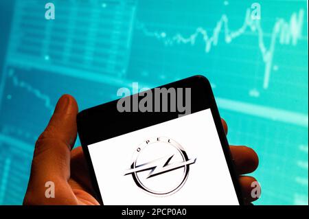 Chine. 15th févr. 2023. Dans cette illustration, le logo Opel du constructeur automobile allemand est affiché sur un smartphone avec un graphique de l'indice boursier économique en arrière-plan. Crédit : SOPA Images Limited/Alamy Live News Banque D'Images