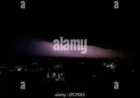 Gaza, Palestine. 13th mars 2023. La foudre frappe pendant un orage dans la ville de Gaza. Crédit : SOPA Images Limited/Alamy Live News Banque D'Images