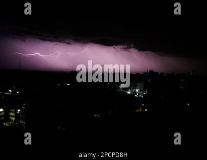 Gaza, Palestine. 13th mars 2023. La foudre frappe pendant un orage dans la ville de Gaza. Crédit : SOPA Images Limited/Alamy Live News Banque D'Images