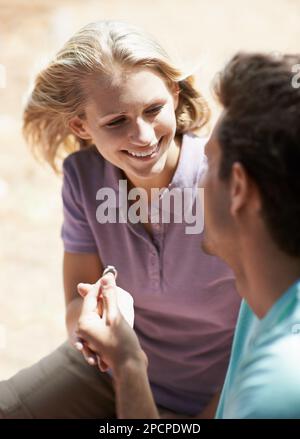 Vous me marierez. Vue rapprochée d'un jeune homme proposant à sa belle petite amie. Banque D'Images