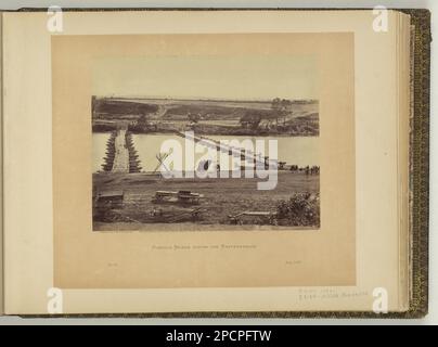 Ponton pont à travers le Rappahannock / négatif par T.H. O'Sullivan; positif par A. Gardner. Illus. Dans : le livre de croquis de la guerre de Gardner / Alexander Gardner. Washington, D.C. : Philp & Solomons, [c1866], v. 1, no 32, droit d'auteur par A. Gardner, bien que la photographie ait été datée de mai 1863, elle a été prise en juin 1863. Correction fournie par John Kelley, titre de l'article. États-Unis, Army of the Potomac, 1860-1870, Pontoon Bridges, Virginia, Fredericksburg, 1860-1870, Fredericksburg, bataille de, Fredericksburg, va, 1862 , Rappahannock River (Virginie), 1860-1870, États-Unis, Hist Banque D'Images