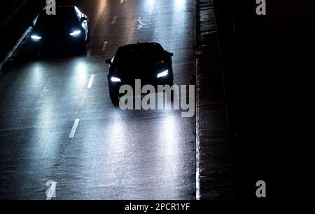 Munich, Allemagne. 14th mars 2023. Deux voitures traversent le Mittlerer Ring en début de matinée. Credit: Sven Hoppe/dpa/Alay Live News Banque D'Images