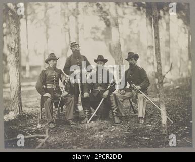 Lieutenants du 10th masse. Batterie , Brandy Station, Virginia Lieutenants de la masse 10th batterie. N° 89, titre de l'article, titre alternatif, photographe, et date du Catalogue des incidents photographiques de la guerre, de la galerie d'Alexander Gardner..par Bob Zeller, publié par le Centre pour la photographie de guerre civile, c2003, Purchase; L.C. Handy, Washington, D.C.; 1905 novembre 25; (DLC/PP-1905: 42760A). Etats-Unis, Army, Massachusetts Light Artillery Battery, 10th (1862-1865), Etats-Unis, Histoire, Guerre civile, 1861-1865, États-Unis, Virginia, Brandy Station. Banque D'Images