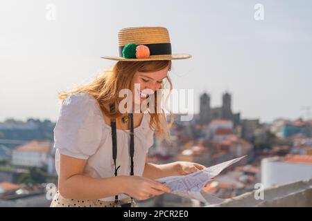 Jeune femme avec carte de la ville en Europe Banque D'Images