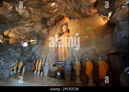 Réplique de la statue afghane de Bouddha Bamiyan dans une grotte faite sur mesure à Wat Saket, Bangkok, Thaïlande Banque D'Images