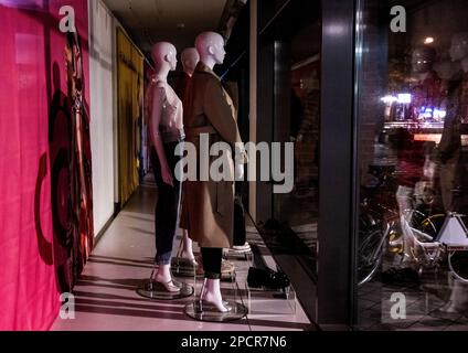 Munich, Allemagne. 14th mars 2023. Des mannequins sont installés dans un magasin Galeria Karstadt Kaufhof. Le groupe de grands magasins insolvable Galeria Karstadt Kaufhof fermera près de la moitié de ses magasins dans l'État libre d'ici la fin janvier 2024. Il veut rénover les autres magasins et se concentrer davantage sur les besoins régionaux. Credit: Sven Hoppe/dpa/Alay Live News Banque D'Images