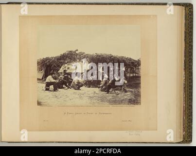 Un groupe de fantaisie, en face de Petersburg / négatif par David KNOX, positif par A. Gardner. Illus. Dans : le livre de croquis de la guerre de Gardner / Alexander Gardner. Washington, D.C. : Philp & Solomons, [c1866], v. 2, no 76, droit d'auteur par A. Gardner, titre de l'article. États-Unis, Army of the Potomac, 1860-1870, Cockfighting, Virginie, 1860-1870, États-Unis, Histoire, Guerre civile, 1861-1865, personnel militaire, Etats-Unis, Histoire, Guerre civile, 1861-1865, vie militaire, États-Unis, Histoire, Guerre civile, 1861-1865, Afro-Américains. Banque D'Images