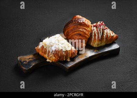 Assortiment de croissants croustillants sur le plateau de service Banque D'Images