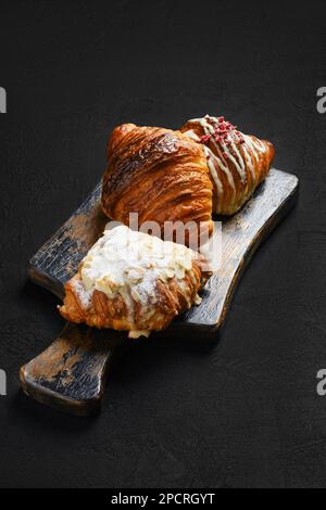 Assortiment de croissants croustillants sur le plateau de service Banque D'Images