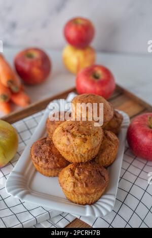 muffins aux carottes de pomme faits maison sur une table Banque D'Images