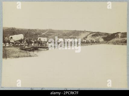 Train roulant traversant le pont ponton, rivière Rappahannock, en dessous de Fredericksburg, Virginie. Non B602, titre de item, publié dans: Davis, William C. ed, The South assieed, Vol 5, The image of War, 1861-1865. New York: Doubleday & Co, Inc, 1983, p. 182, avec légende: Le premier à traverser a été le V corps, son wagon-train vu ici roulant sur un pont à Germanna Ford sur le Rapidan. Timothy O'Sullivan photo, Don; Col. Godwin Ordway; 1948. Etats-Unis, Histoire, Guerre civile, 1861-1865, Etats-Unis, Virginie, Fredericksburg. Banque D'Images