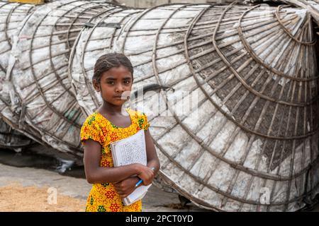 Peuple de l'usine de décorticage du riz (processus traditionnel du riz au Bangladesh) Banque D'Images