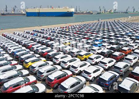 YANTAI, CHINE - le 14 MARS 2023 - Un navire ro-ro de voiture amarré au port pour charger des camions d'exportation à Yantai, dans la province de Shandong, dans l'est de la Chine, au 14 mars 2023. Banque D'Images