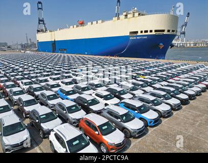 YANTAI, CHINE - le 14 MARS 2023 - Un navire ro-ro de voiture amarré au port pour charger des camions d'exportation à Yantai, dans la province de Shandong, dans l'est de la Chine, au 14 mars 2023. Banque D'Images