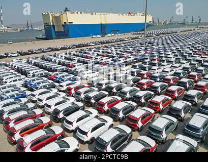 YANTAI, CHINE - le 14 MARS 2023 - Un navire ro-ro de voiture amarré au port pour charger des camions d'exportation à Yantai, dans la province de Shandong, dans l'est de la Chine, au 14 mars 2023. Banque D'Images