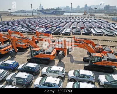 YANTAI, CHINE - le 14 MARS 2023 - Un navire ro-ro de voiture amarré au port pour charger des camions d'exportation à Yantai, dans la province de Shandong, dans l'est de la Chine, au 14 mars 2023. Banque D'Images