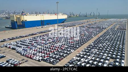 YANTAI, CHINE - le 14 MARS 2023 - Un navire ro-ro de voiture amarré au port pour charger des camions d'exportation à Yantai, dans la province de Shandong, dans l'est de la Chine, au 14 mars 2023. Banque D'Images