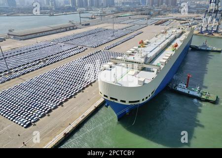 YANTAI, CHINE - le 14 MARS 2023 - Un navire ro-ro de voiture amarré au port pour charger des camions d'exportation à Yantai, dans la province de Shandong, dans l'est de la Chine, au 14 mars 2023. Banque D'Images