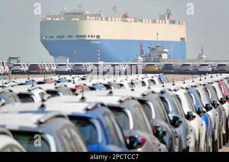 YANTAI, CHINE - le 14 MARS 2023 - Un navire ro-ro de voiture amarré au port pour charger des camions d'exportation à Yantai, dans la province de Shandong, dans l'est de la Chine, au 14 mars 2023. Banque D'Images