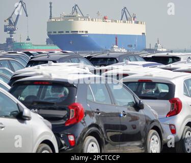 YANTAI, CHINE - le 14 MARS 2023 - Un navire ro-ro de voiture amarré au port pour charger des camions d'exportation à Yantai, dans la province de Shandong, dans l'est de la Chine, au 14 mars 2023. Banque D'Images