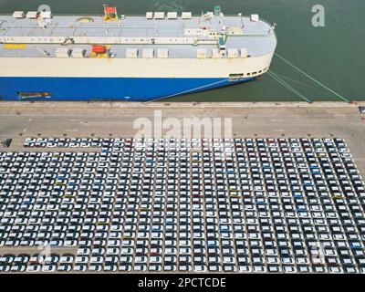 YANTAI, CHINE - le 14 MARS 2023 - Un navire ro-ro de voiture amarré au port pour charger des camions d'exportation à Yantai, dans la province de Shandong, dans l'est de la Chine, au 14 mars 2023. Banque D'Images