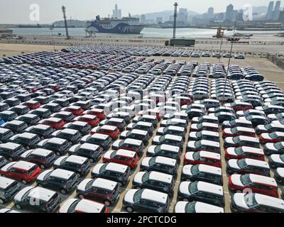 YANTAI, CHINE - le 14 MARS 2023 - Un navire ro-ro de voiture amarré au port pour charger des camions d'exportation à Yantai, dans la province de Shandong, dans l'est de la Chine, au 14 mars 2023. Banque D'Images