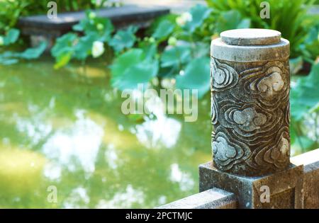 Détail incroyable de balustrades en pierre dans le jardin chinois traditionnel Banque D'Images