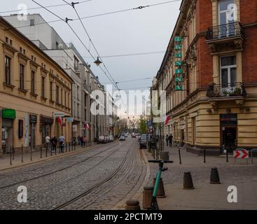 Vue sur les principales rues centrales avec des bâtiments anciens, boutiques haut de gamme, restaurants et cafés à Cracovie, Pologne. Banque D'Images