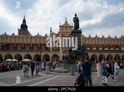 Vue des touristes au monument Adam Mickiewicz , l'un des monuments de bronze les plus connus sur la place principale du marché, Cracovie, Pologne. Banque D'Images