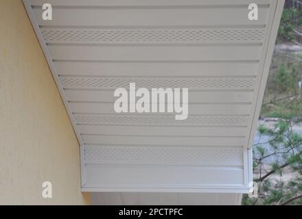 Panneau en plastique blanc uPVC soffit sous le tableau de bord du toit. Banque D'Images