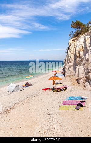 Portoferraio, île d'Elbe, province de Livourne Italie - 12 juin 2022 vue sur spiaggia di capo bianco, une plage de bateaux blancs parfaite pour la plongée en apnée Banque D'Images