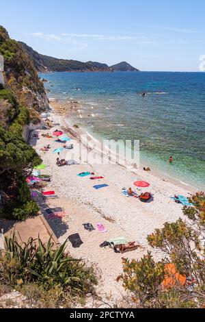 Portoferraio, île d'Elbe, province de Livourne Italie - 12 juin 2022 vue à grand angle sur spiaggia di capo bianco, une plage de bateaux blancs parfaite pour Banque D'Images