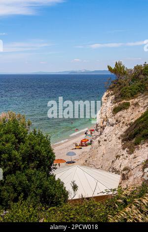 Portoferraio, île d'Elbe, province de Livourne Italie - 12 juin 2022 vue à grand angle sur spiaggia di capo bianco, une plage de bateaux blancs parfaite pour Banque D'Images