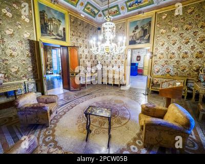 Salon dans le palais aristocratique de style baroque Filangeri-Cutò également connu sous le nom de Palazzo Mirto - Palerme, Sicile, Italie Banque D'Images