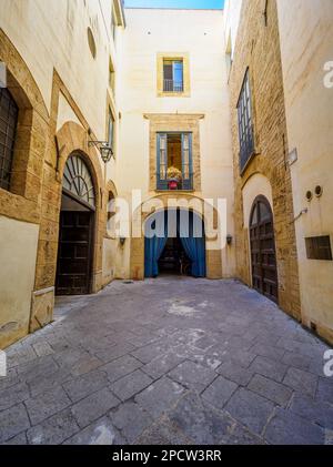 Cour dans le palais aristocratique de style baroque Filangeri-Cutò également connu sous le nom de Palazzo Mirto - Palerme, Sicile, Italie Banque D'Images