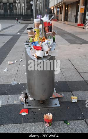 Cologne, Allemagne. 11th mars 2023. Une poubelle publique complète, des poubelles débordant d'emballages jetables, des tasses à café, etc. Dans un centre-ville plaza Credit: Horst Galuschka/dpa/Alay Live News Banque D'Images