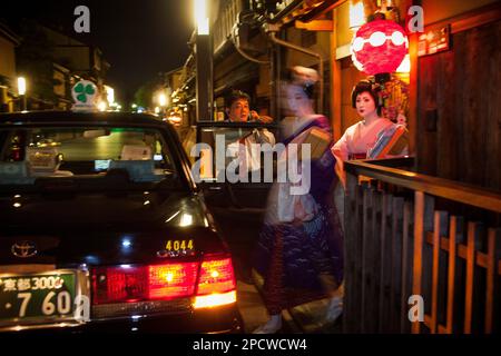 Geisha et 'maiko' (apprenti geisha) aller au travail. Hanamikoji dori.Geisha de Gion du distric.Kyoto. L'aéroport du Kansai au Japon. Banque D'Images