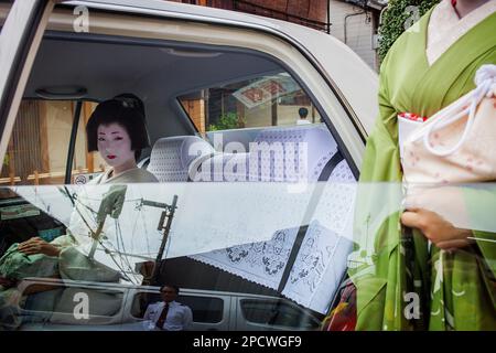 Fukuyu,geisha et Fukukimi,'maiko' (apprenti geisha) en taxi allant au travail.Geisha distrait de Miyagawacho.Kyoto. Kansai, Japon. Banque D'Images