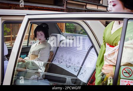 Fukuyu,geisha et Fukukimi,'maiko' (apprenti geisha) en taxi allant au travail.Geisha distrait de Miyagawacho.Kyoto. Kansai, Japon. Banque D'Images