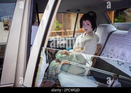 Fukuyu,geisha et Fukukimi,'maiko' (apprenti geisha) en taxi allant au travail.Geisha distrait de Miyagawacho.Kyoto. Kansai, Japon. Banque D'Images