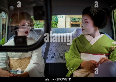 Fukuyu,geisha et Fukukimi,'maiko' (apprenti geisha) en taxi allant au travail.Geisha distrait de Miyagawacho.Kyoto. Kansai, Japon. Banque D'Images