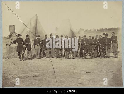 Co - , 61st New York Infantry, Falmouth, Virginie, avril 1863 , Falmouth, Virginie, avril 1863. Compagnie H, 61st New York Infantry. N° 521, titre de l'article, titre alternatif, photographe, et date du Catalogue des incidents photographiques de la guerre, de la galerie d'Alexander Gardner..par Bob Zeller, publié par le Centre pour la photographie de guerre civile, c2003, Don; Col. Godwin Ordway; 1948. Etats-Unis, Histoire, Guerre civile, 1861-1865, Etats-Unis, Virginie, Falmouth. Banque D'Images