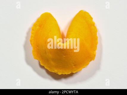 Un seul cookie de fortune non ouvert isolé et centré sur un fond blanc Uni. Prophétie concept avec la nourriture de collation. Banque D'Images